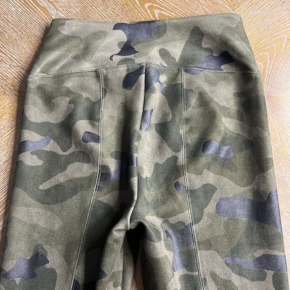 WHITE HOUSE BLACK MARKET Green Camo Runway Legging 2 - Picture 6 of 8